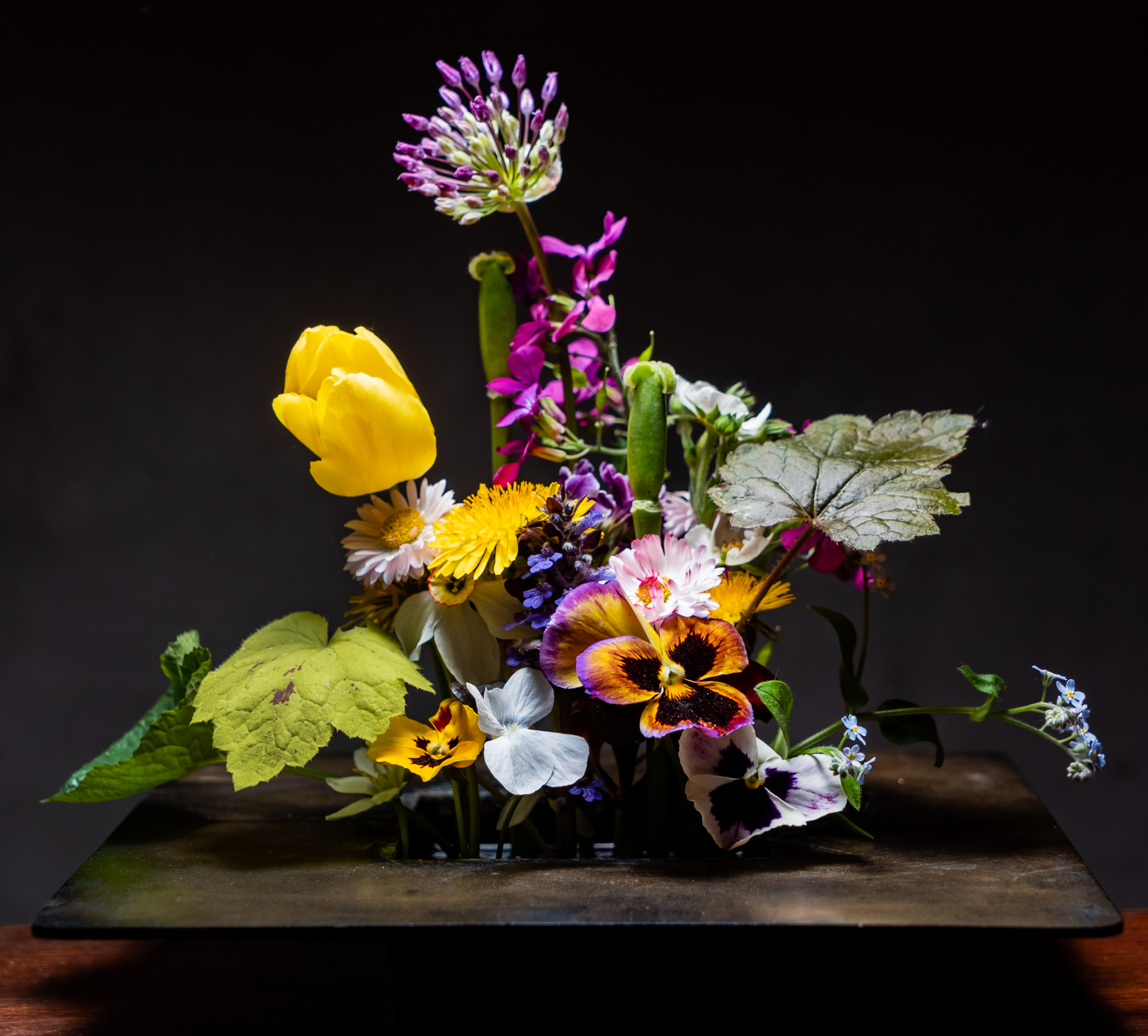 Umetno cvetje in nagrobna ikebana